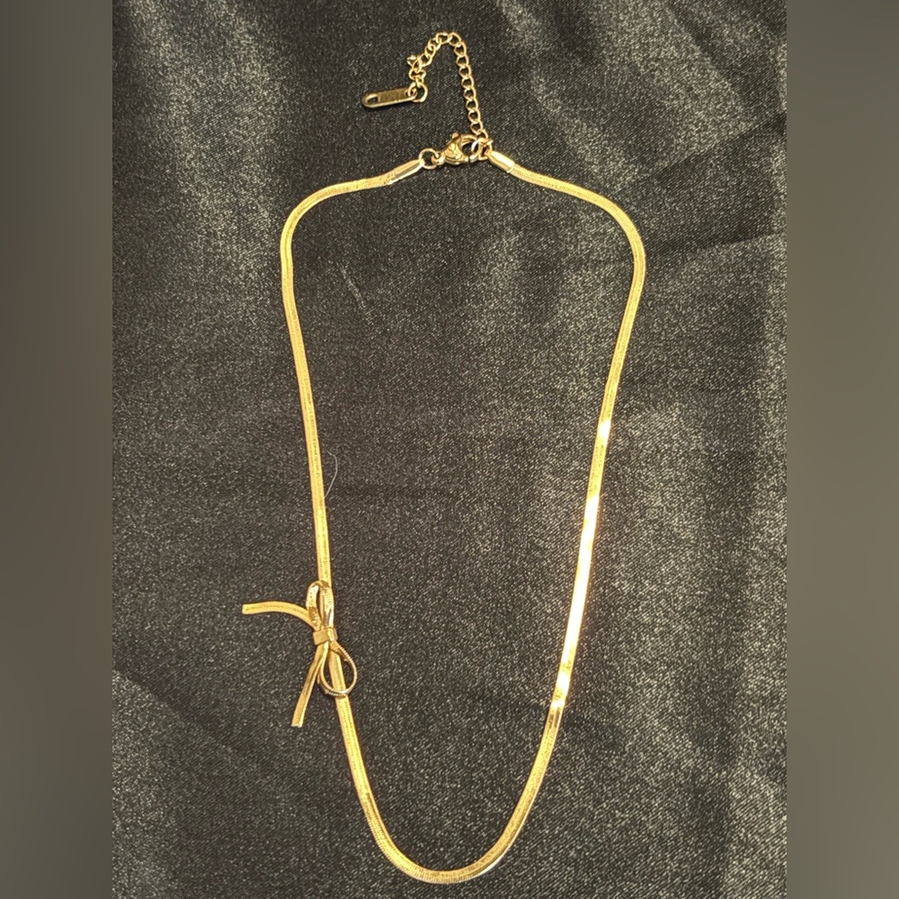 Elegant Gold Necklace with asymmetrical Bow Accent